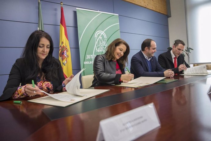 La consejera de Agricultura, Ganadería, Pesca y Desarrollo Sostenible de la Junta de Andalucía, Carmen Crespo, firma los nuevos proyectos con los alcaldes de Montefrío y Padul
