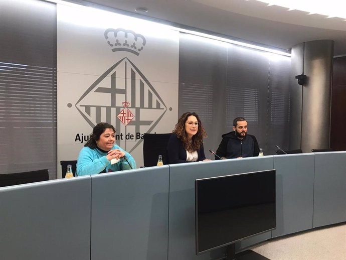 Una usuria del programa de l'Ajuntament de Barcelona 'Primer la Llar', la Gemma; la tinent d'alcalde de Drets Socials de Barcelona, Laura Pérez, i l'assessor de la Tinena d'Alcaldia de Drets Socials de l'Ajuntament Albert Sales, en roda de premsa.