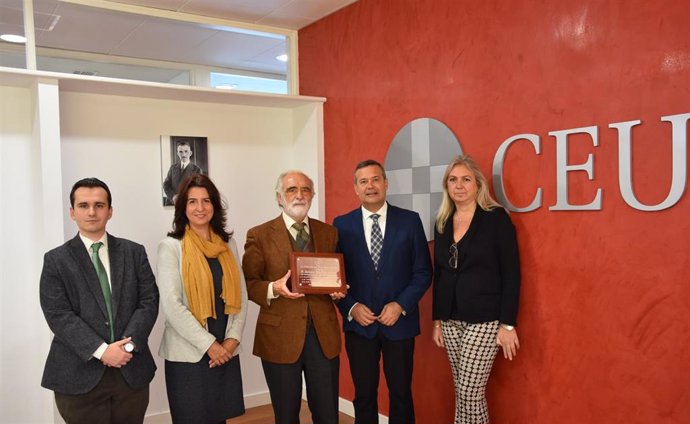 El catedrático de Derecho, Antonio Merchán Álvarez, recibe un reconocimiento de la Fundación San Pablo CEU.