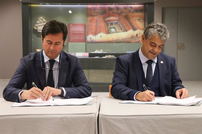 Góngora y Rodríguez firman el acuerdo para comenzar los trabajos en Ciavieja