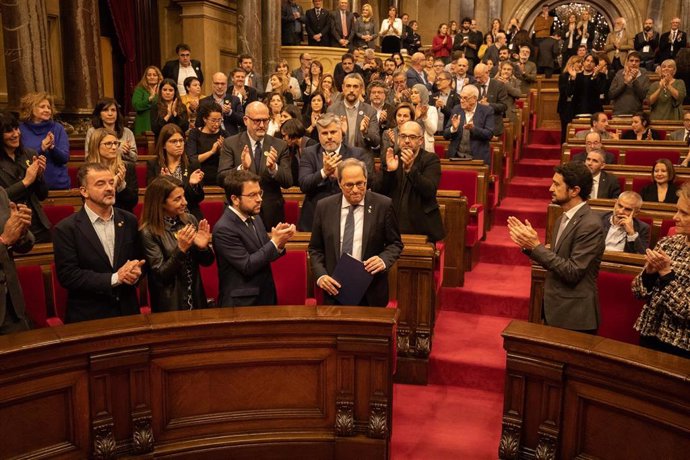 El president de la Generalitat, Quim Torra, es aplaudido a su llegada a un pleno extraordinario convocado tras la decisión de la Junta Electoral Central (JEC) de inhabilitarle en Barcelona (Cataluña, España), a 4 de enero de 2020.