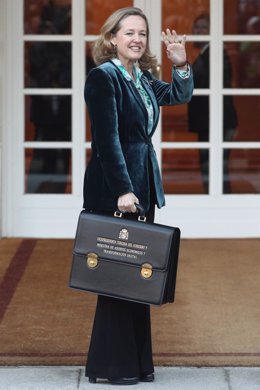 La vicepresidenta de Asuntos Económicos y Transformación Digital, Nadia Calviño, posa con la cartera de su ministerio, a su llegada a La Moncloa para la primera reunión del consejo de ministros del Gobierno