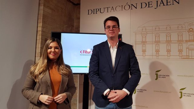 La delegada de Turismo, Raquel Morales, junto con el diputado de Promoción y Turismo, Francisco Javier Lozano, en la presentación de Fitur 2020
