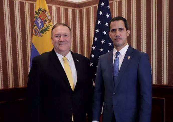 El secretario de Estado de Estados Unidos, Mike Pompeo, y el autoproclamado "presidente encargado" de Venezuela, Juan Guaidó