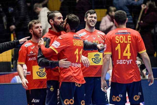 Los jugadores de la selección española de balonmano celebran una victoria.