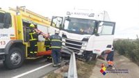 Rescatado el conductor de un tráiler atrapado tras un accidente de tráfico en la A-4