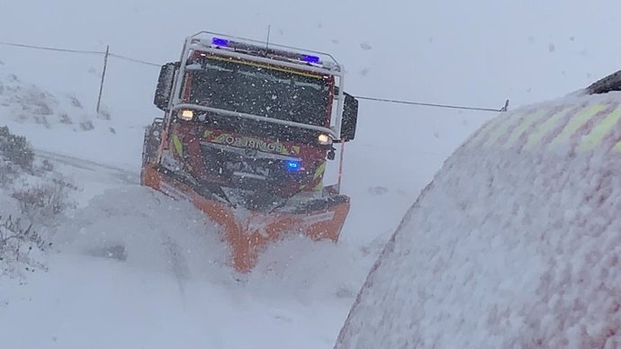 Camión del Consorcio de Extinción de Incendios y Salvamento de la Región de Murcia quitando nieve de las carreteras