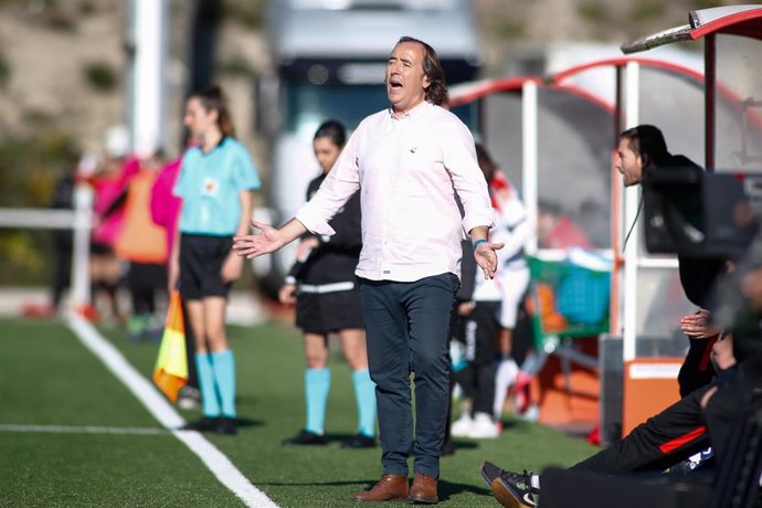 El entrenador del Atlético de Madrid Femenino, Pablo López