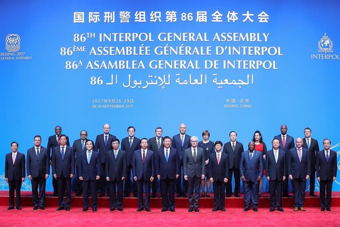 Meng Hongwei posa a la derecha del presidente de China, Xi Jinping, en una asamblea general de Interpol en Pekín, antes de ser destitutido y arrestado por las autoridades chinas