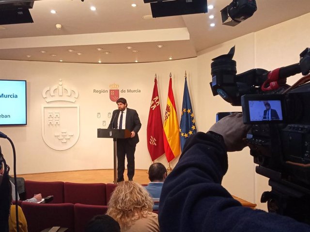 El presidente del Gobierno regional, Fernando López Miras, en la rueda de prensa