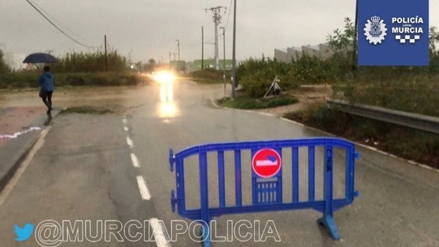 Tráfico cortado en Murcia por el temporal de lluvia y nieve