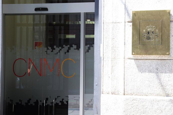 Puerta principal de la Comisión Nacional de los Mercados y la Competencia (CNMC) en Madrid.