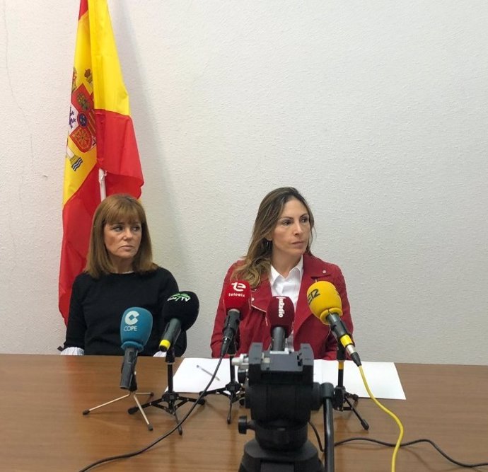 De izquierda a derecha: Aurora Rodil, concejala de grupo municipal de Vox en el Ayuntamiento de Elche; y Amparo Cerdá, expotavoz de Vox Elche.