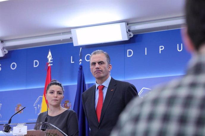 El portavoz de Vox en el Ayuntamiento de Madrid, Javier Ortega Smith y la secretaria general del Grupo Parlamentario de VOX, Macarena Olona