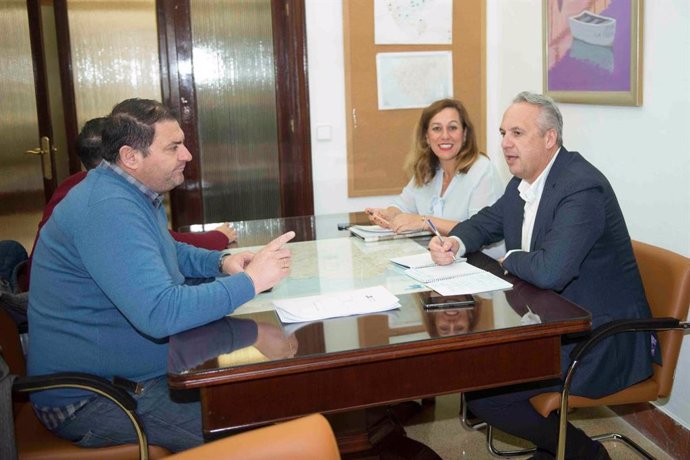 El responsable del área de Servicios Económicos, Hacienda y Recaudación, Juan Carlos Ruiz Boix, en una reunión con el alcalde de Espera, Pedro Romero.