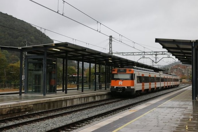 Tren de Rodalies circula un dia de pluja.