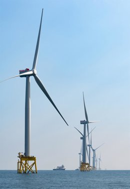 Imagen de archivo de un parque eólico marino. 