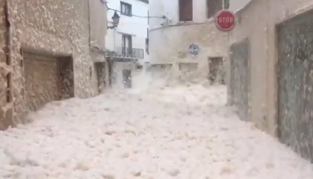 Espuma marina inunda las calles cercanas a la playa de Tossa de Mar