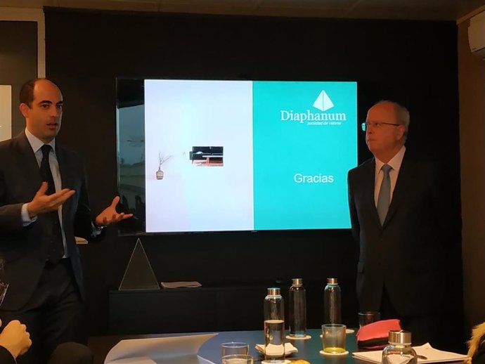 El director de inversiones de Diaphanum, Miguel Ángel García (derecha) y el socio de inversiones, Javier Riaño, (izquierda)  presentando la estrategia de la firma para 2020