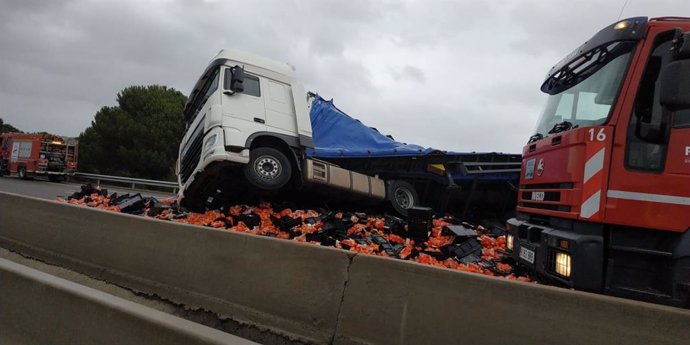 Camiones accidentados en la AP-7 a la altura de Figueres (Girona), donde había desvíos a la N-II a causa del temporal 'Gloria'.
