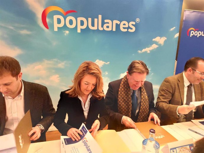 El alcalde de Oviedo, Alfredo Canteli, y la portavoz del PP en la Junta General, Teresa Mallada, participan en una reunión de trabajo.