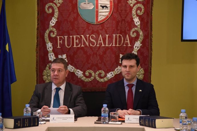 El presidente de C-LM, Emiliano García-Page, y el alcalde de Fuensalida, Santiago Vera, en el consejo de Gobierno itinerante