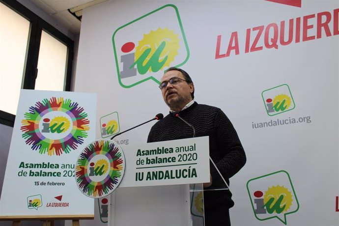 El responsable de Organización de IU Andalucía, Francisco Javier Camacho, durante la rueda de prensa