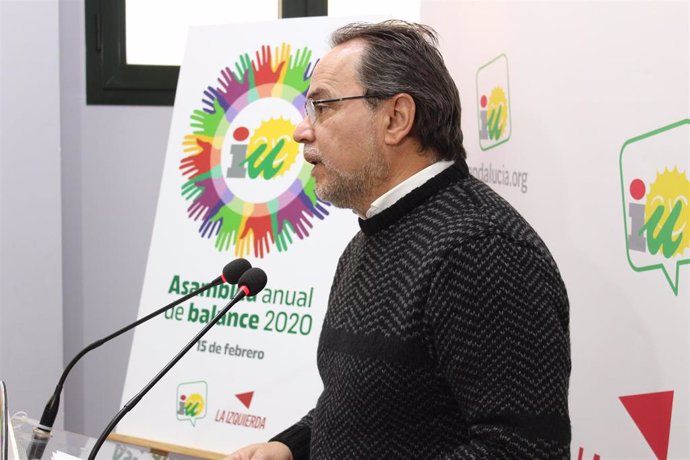 El responsable de organización de IU Andalucía, Francisco Javier Camacho, en rueda de prensa