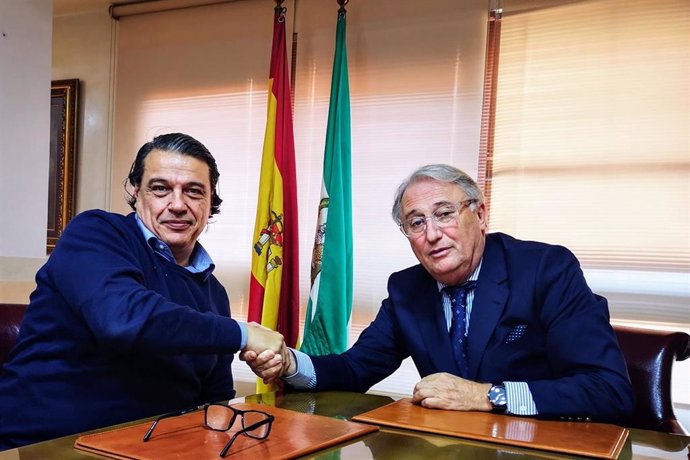 Caicedo firma el contrato para mejorar la eficiencia energética en el puerto de Almería