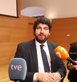 El presidente del Gobierno regional, Fernando López Miras, en el contacto con los medios de comunicación