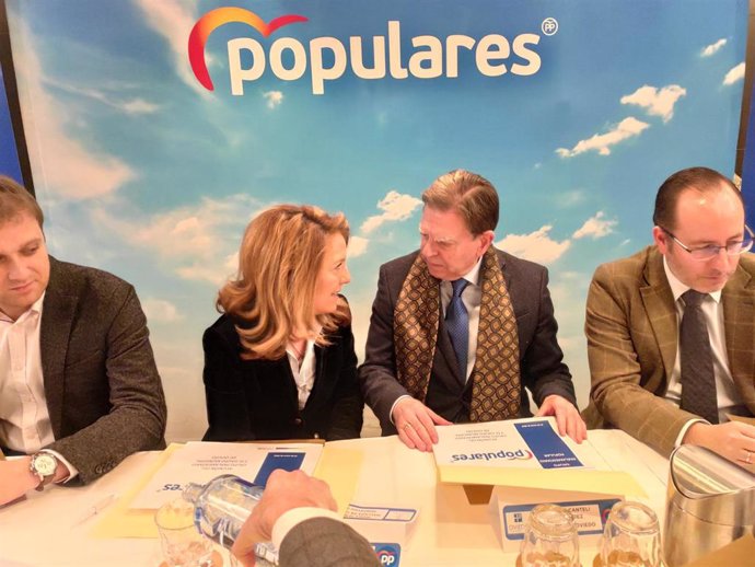 El alcalde de Oviedo, Alfredo Canteli, y la portavoz del PP en la Junta General, Teresa Mallada, participan en una reunión de trabajo