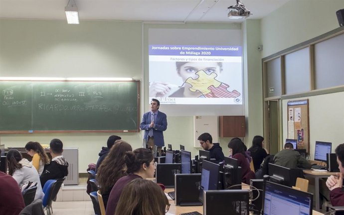 Jornada formativa del proyecto Edufinet de Unicaja para alumnos universitarios de Málaga