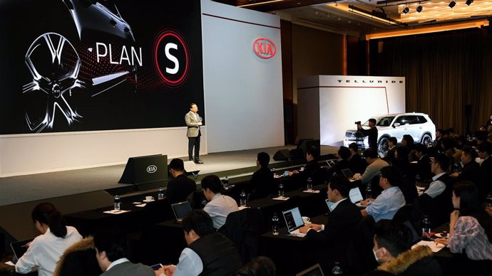 El presidente y consejero delegado de Kia Motors, Han-woo Park, presenta el 'Plan S'