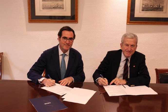Acuerdo entre CEOE y Cáritas firmado entre el presidente de CEOE, Antonio Garamendi, y el presidente de Cáritas Española, Manuel Bretón.