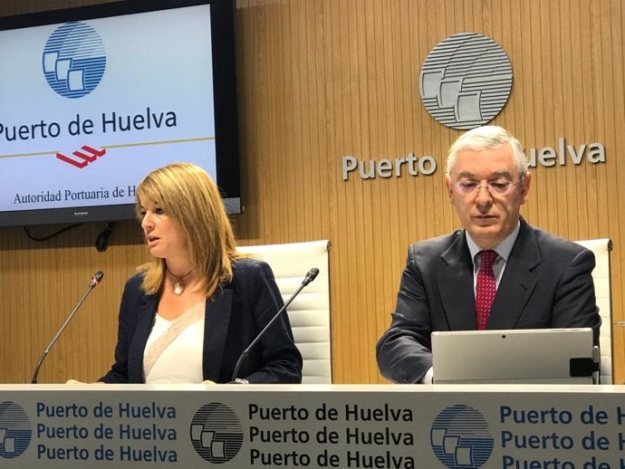 La presidenta de la Autoridad Portuaria de Huelva, Pilar Miranda, junto a Ignacio Álvarez-Ossorio, director del puerto.