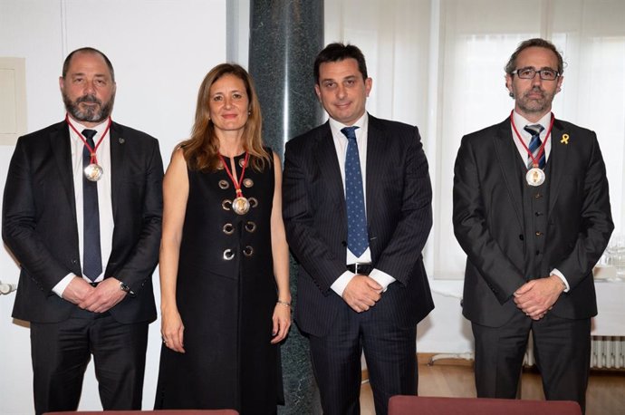 Los nuevos consejeros del Consell de l'Advocacia Catalana, Joan Martínez, Maria Pastor y Rogeli Montoliu, junto al presidente del Consell (en el centro), Manel Albiac.