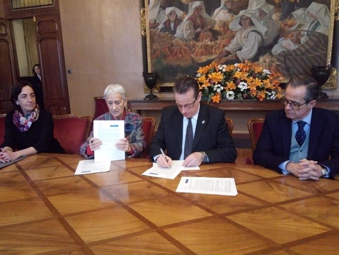 Carmen Suárez y Marcelino Marcos Líndez, en el centro