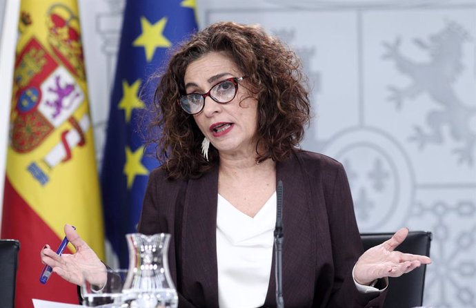 La ministra d'Hisenda i Portaveu del Govern, María Jesús Montero, compareix en roda de premsa davant els mitjans de comunicació després del primer Consell de Ministres celebrat en dimarts en Moncloa, Madrid (Espanya), a 21 de gener de 2020.