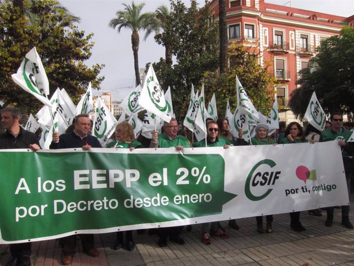 Concentración de CSIF para reclamar la subida salarial en Badajoz, foto de archivo