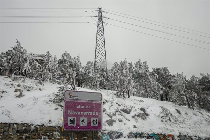Señal que indica el alto de Navacerrada en el que hay pistas de esquí, rutas para hacer senderismo y miradores, durante el temporal de nieve en la Sierra de Madrid, en el Puerto de Navacerrada (Madrid) a 16 de noviembre de 2019.