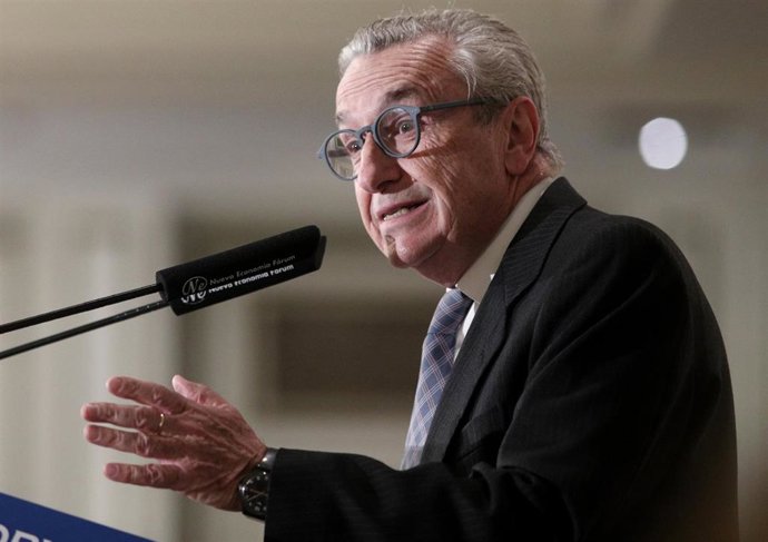 El presidente de la Comisión Nacional de los Mercados y la Competencia (CNMC), José María Marín Quemada, presenta el Desayuno Informativo de Fórum Europa protagonizado por el vicepresidente del Banco Central Europeo, Luis de Guindos, en el Hotel Palace 