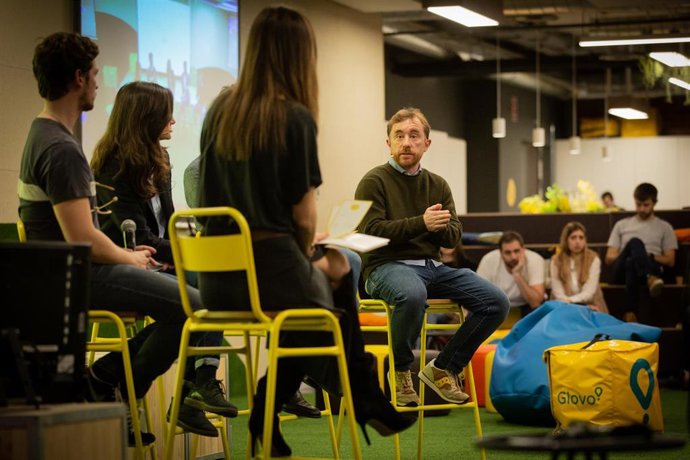 El cofundador de Glovo, Sacha Michaud durante su intervención en la II edición de Glovo Talks , en Barcelona (España), a 21 de enero de 2020.