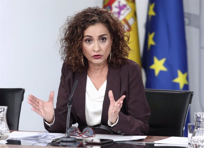 La ministra de Hacienda y Portavoz del Gobierno, María Jesús Montero, comparece en rueda de prensa ante los medios de comunicación tras el primer Consejo de Ministros celebrado en martes en Moncloa, Madrid (España), a 21 de enero de 2020.