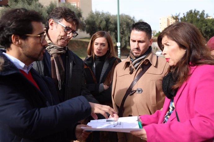 La concejala de Sostenibilidad Medioambiental, Gemma del Corral, acompañada de la concejala del Distrito Bailén Miraflores, Elisa Pérez de Siles, en una visita al Parque del Norte