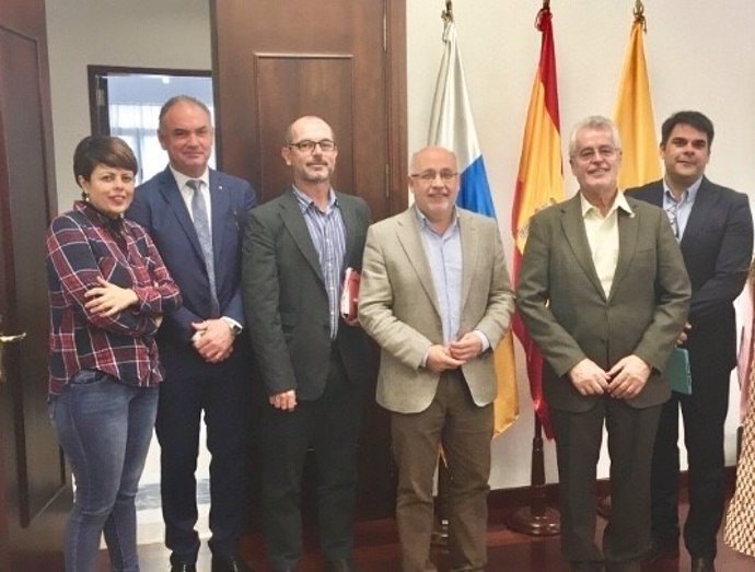 La junta directiva de Goroeco con el presidente del Cabildo de Gran Canaria, Antonio Morales, y la consejera insular de Industria, Minerva Alonso