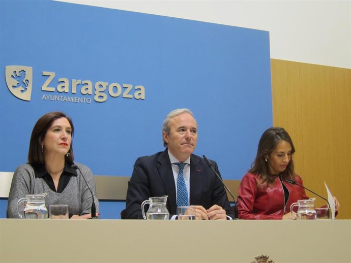 El alcalde de Zaragoza, Jorge Azcón, (en el centro), junto a Sara Fernández y María Navarro