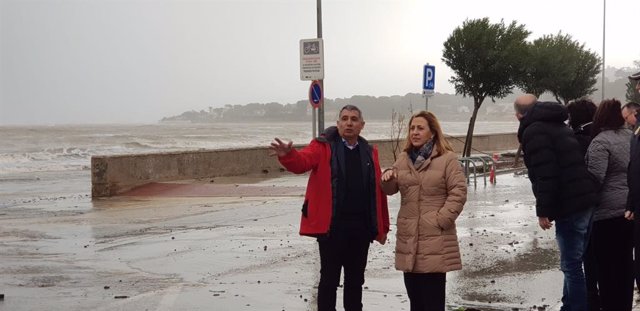 José Roberto González y Araceli Poblador, este martes en una de las zonas costeras afectadas por 'Gloria'.