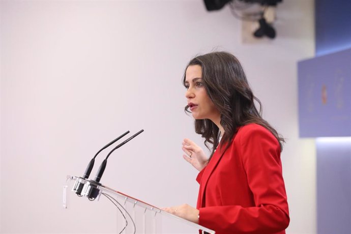 La presidenta y portavoz del Grupo Parlamentario Ciudadanos, Inés Arrimadas en rueda de prensa en el Congreso