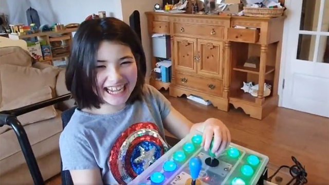 Un padre crea un mando adaptativo para que personas con discapacidad como su hija puedan jugar videojuegos