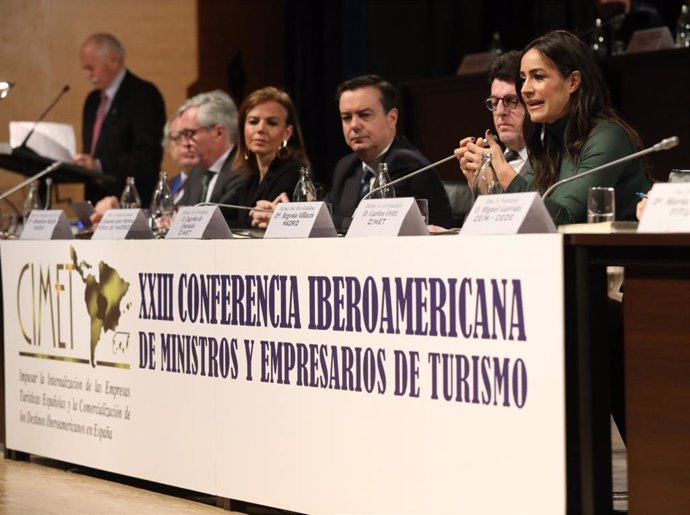 La vicealcaldesa de Madrid, Begoña Villacís, junto al director general de Ifema, Eduardo López-Puertas, y la concejal de Turismo de la capital, Almudena Maillo.